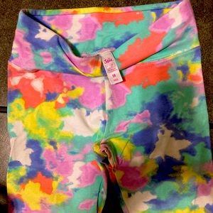 Leggings full of colors.
